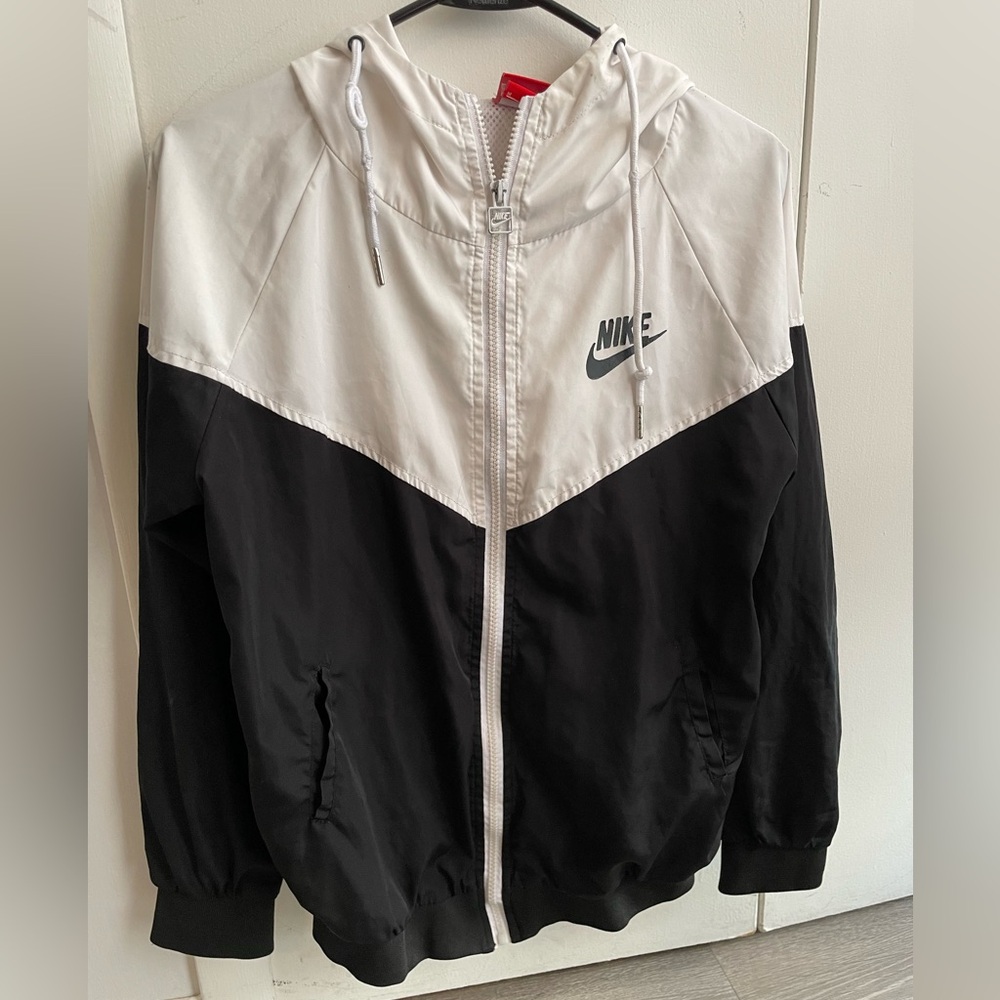 Women’s Nike Light Weight Wind Breaker Jacket